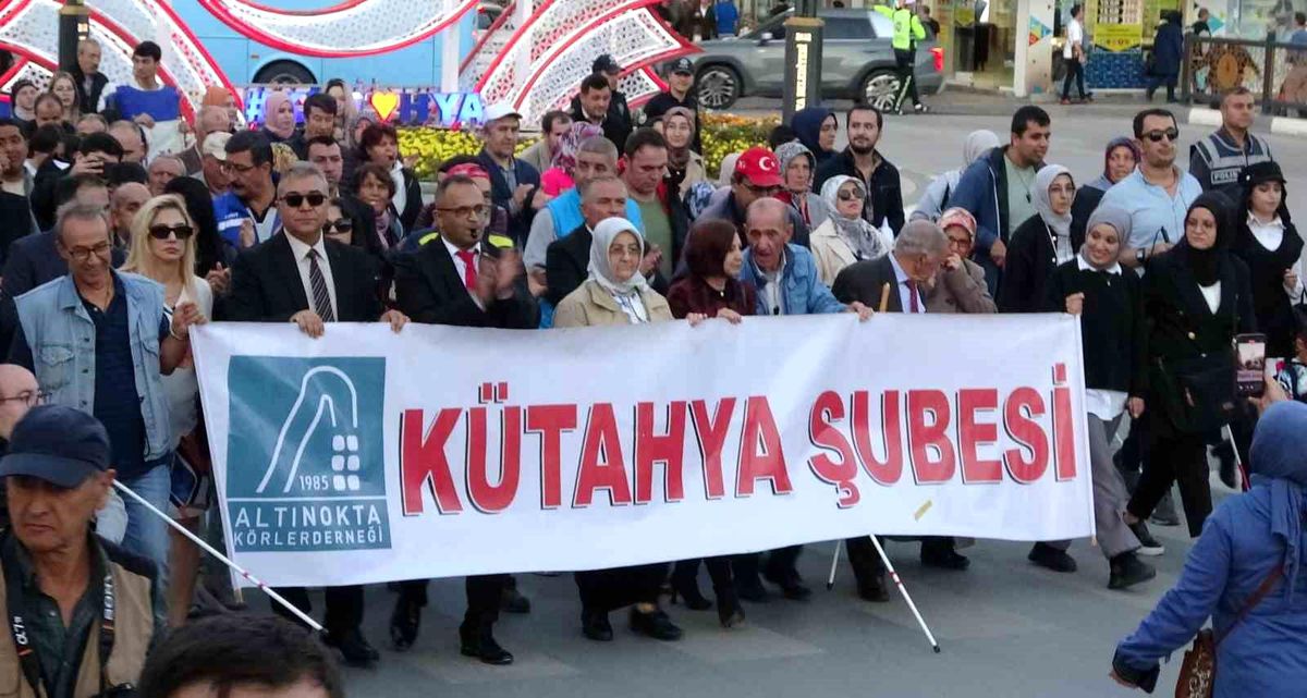 Kütahya\'da Görme Engellilere Farkındalık Yürüyüşü
