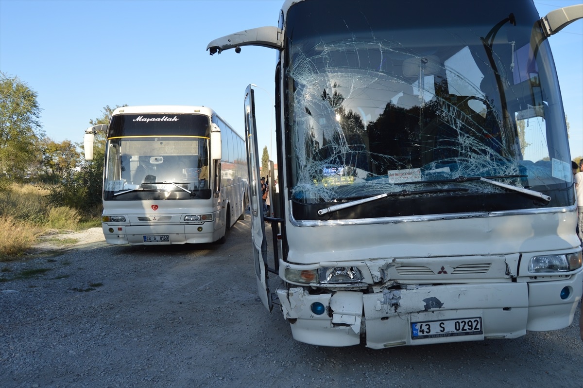Kütahya\'da İşçi Servisleri Çarpıştı