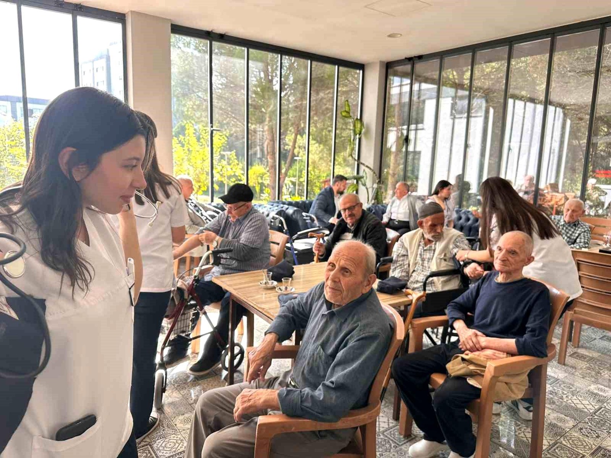 Lise öğrencilerinden huzurevi sakinlerine sağlık taraması