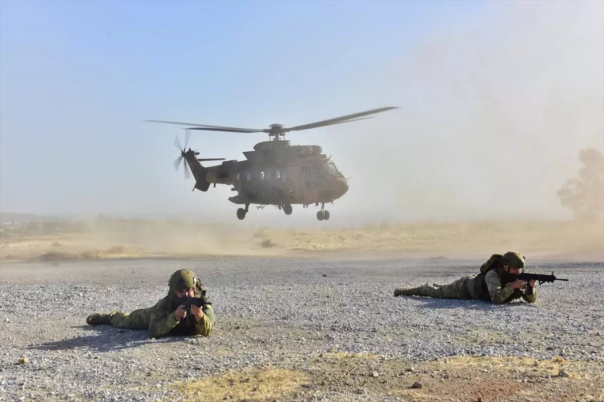 Amfibi Piyadeler Helikopter ve Tank Eğitimi Aldı