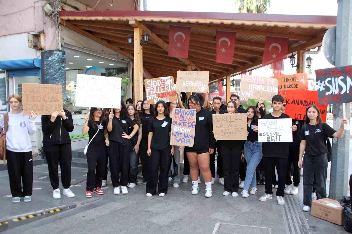Liseli Öğrencilerden Kadına Şiddete Hayır Yürüyüşü