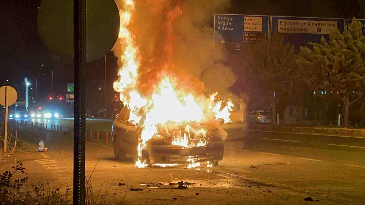 Aksaray\'da Seyir Halindeyken Yanan Otomobilin Sürücüsü Son Anda Kurtuldu