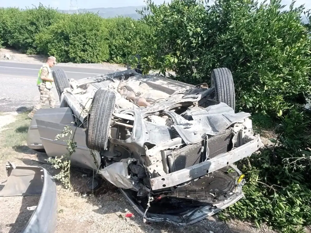 Hatay\'da Takla Atan Araç Narenciye Bahçesine Uçtu