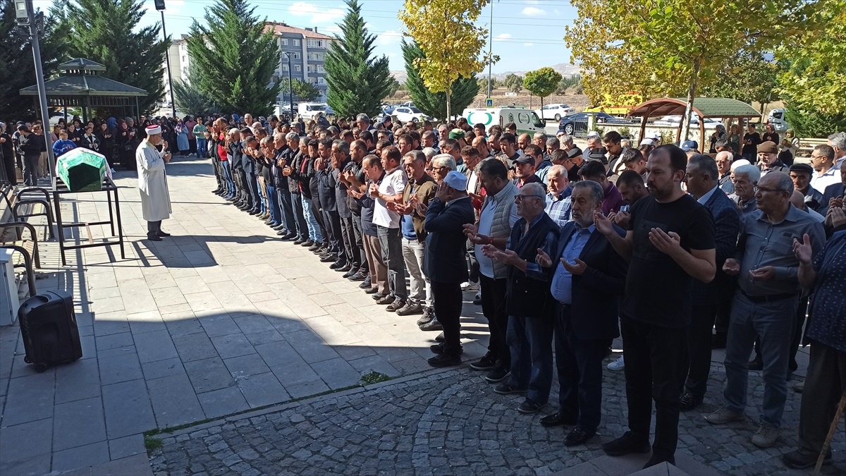 Lise Öğrencisi Rümeysa\'nın Cenazesi Toprağa Verildi