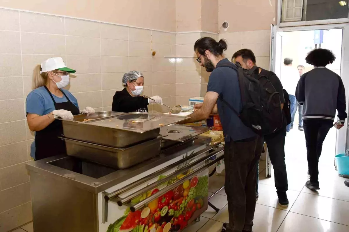 Tepebaşı Belediyesi\'nden Üniversite Öğrencilerine Ücretsiz Yemek Desteği Devam Ediyor