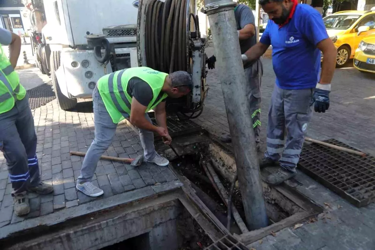 Bodrum Belediyesi Yağmur Suyu Hatlarını Temizliyor