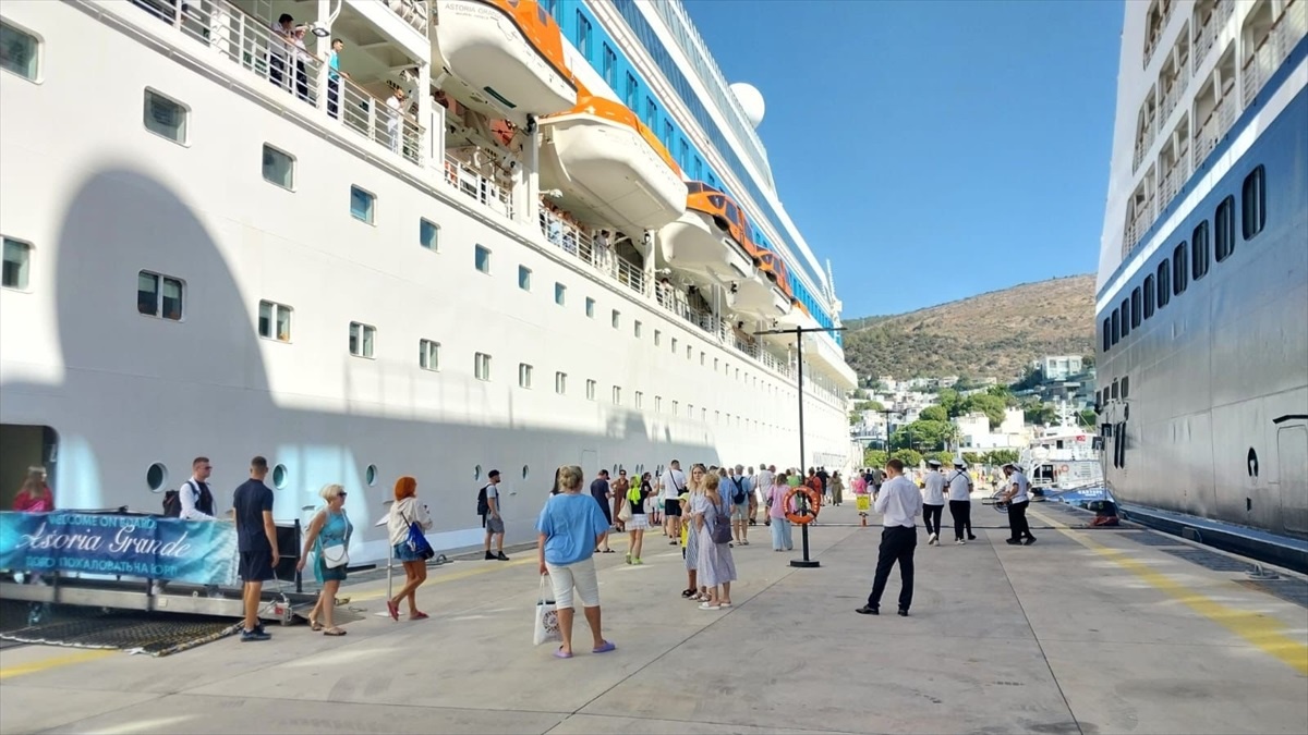 Bodrum\'a İki Kruvaziyer Gemisiyle 1680 Yolcu Geldi