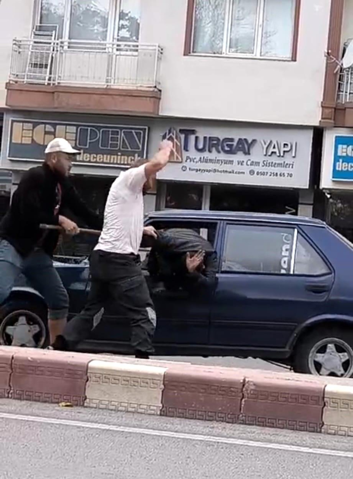 Afyonkarahisar\'da Trafik Kavgasında 3 Kişi Tutuklandı