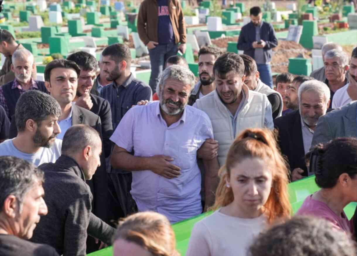 Cansız bedeni bulunan Rojin'in tabutunu kadınlar taşıdı