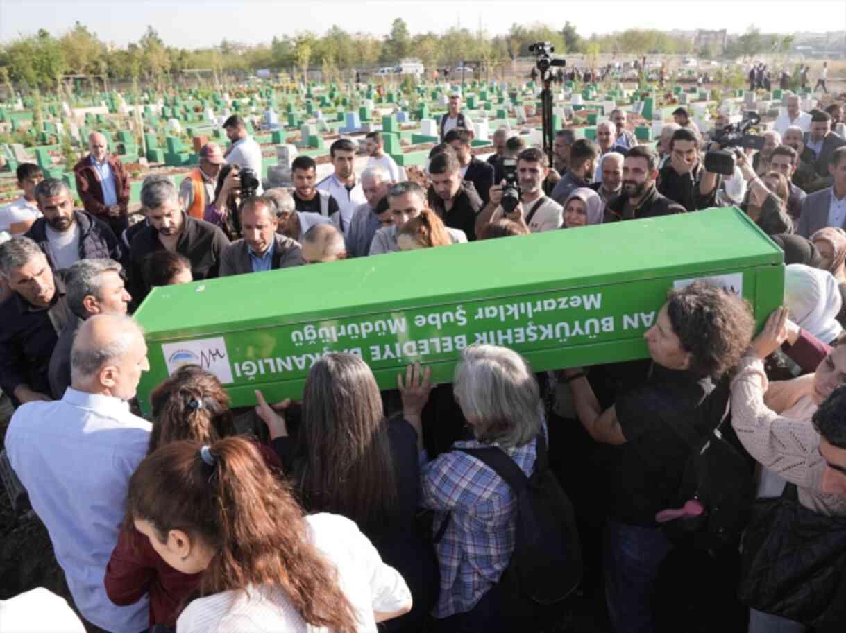 Cansız bedeni bulunan Rojin'in tabutunu kadınlar taşıdı