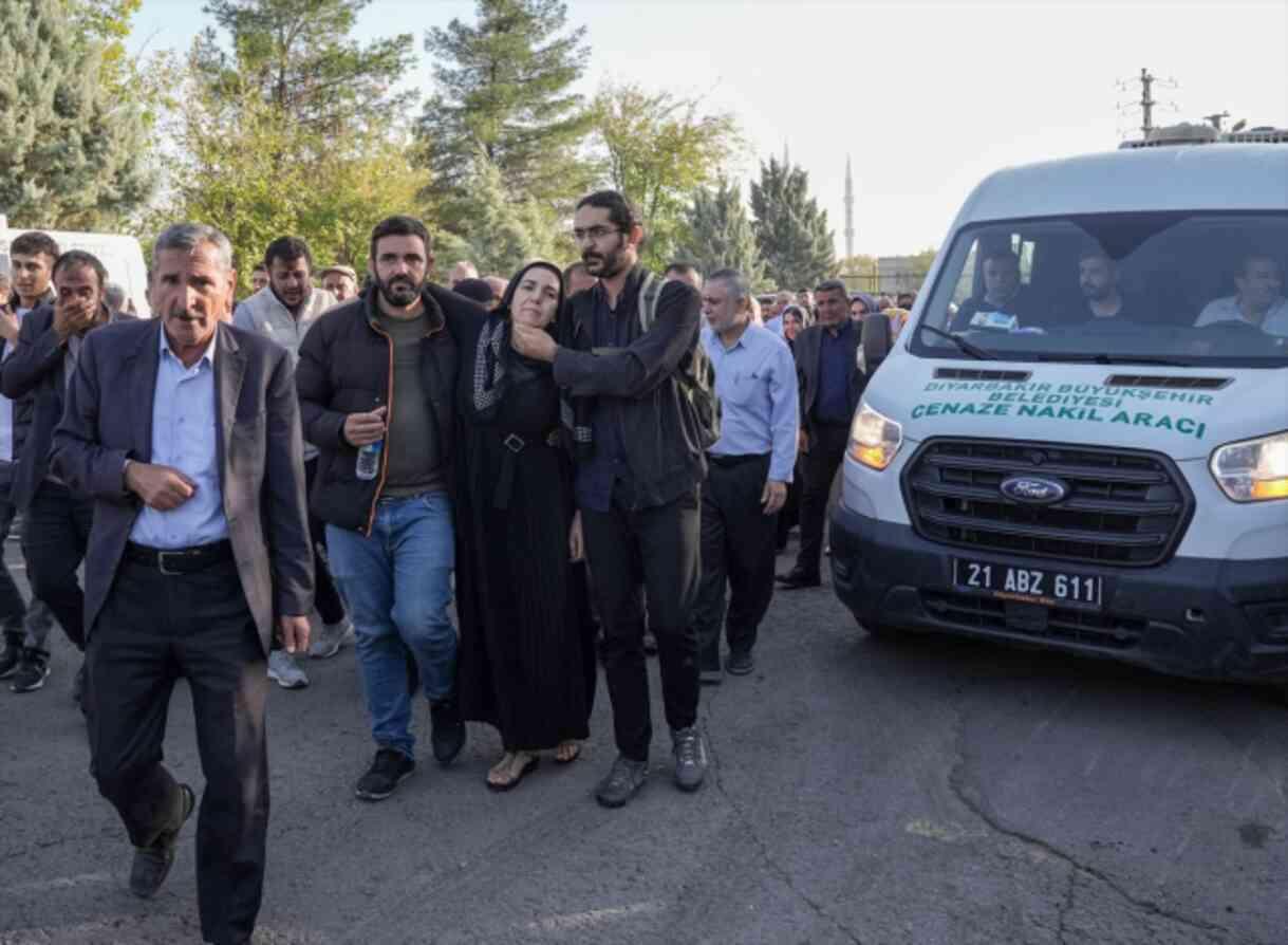 Cansız bedeni bulunan Rojin'in tabutunu kadınlar taşıdı