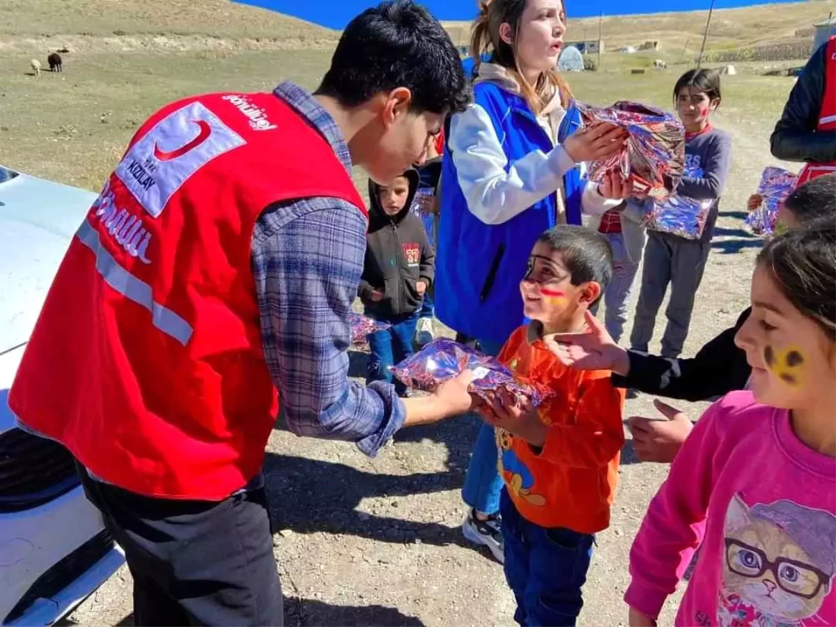 Kızılay\'dan Köyde Çocuklara Eğlence