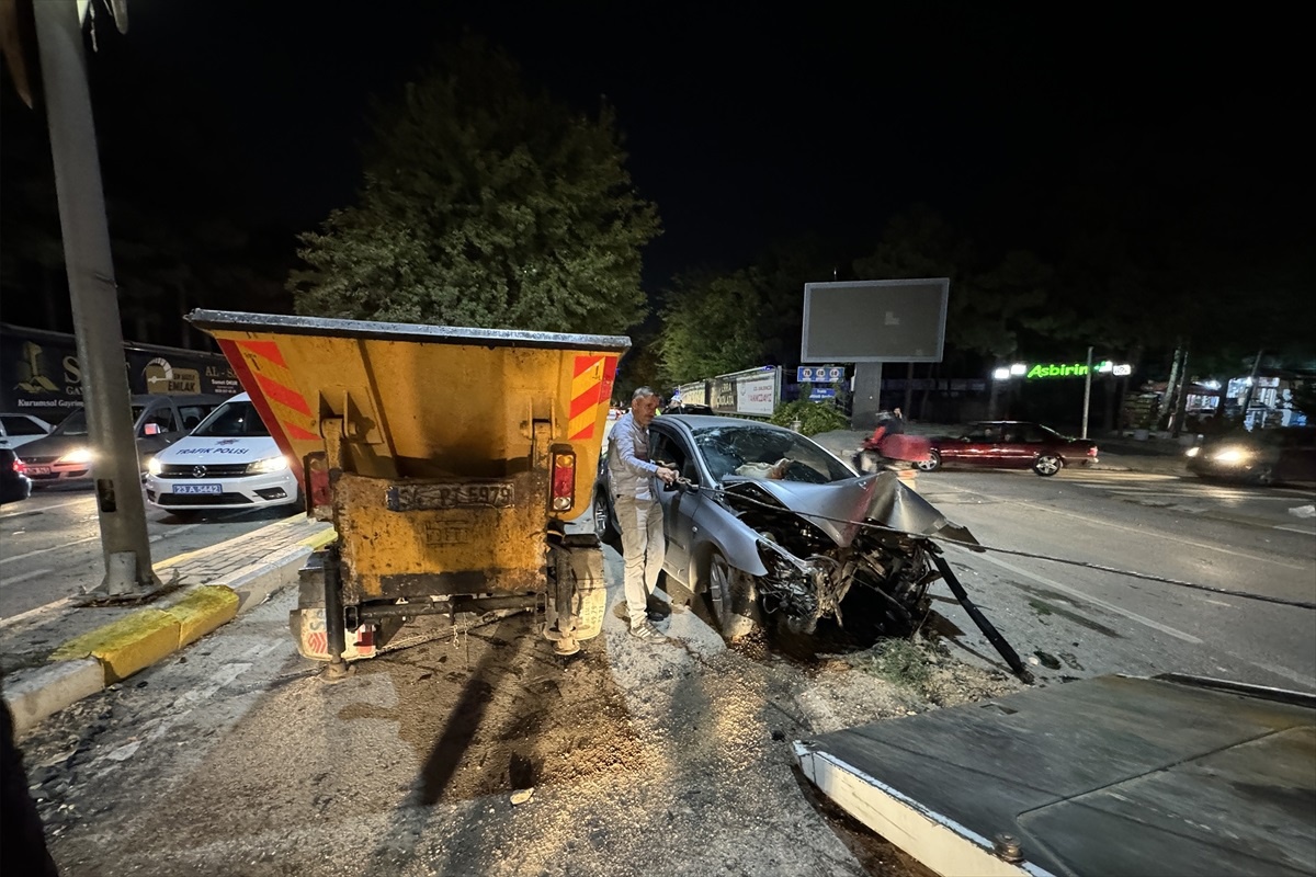 Elazığ\'da Otomobil Kaza Yaptı: 3 Yaralı