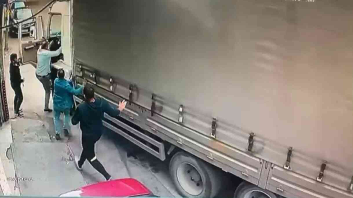 Hareket eden kamyonun peşinden koşarak kazayı son anda engelledi Hareket eden kamyonun peşinden koşarak kazayı son anda engelledi