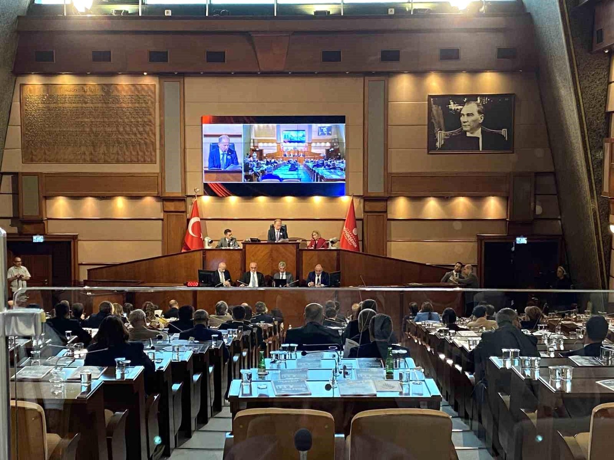 İBB Meclisi\'nde İmamoğlu\'na Hakaret İddiası Gerginliğe Neden Oldu