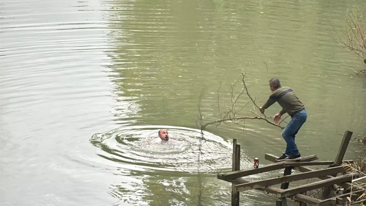 İçki İçerken Irmağa Düşen Adam Kurtarıldı