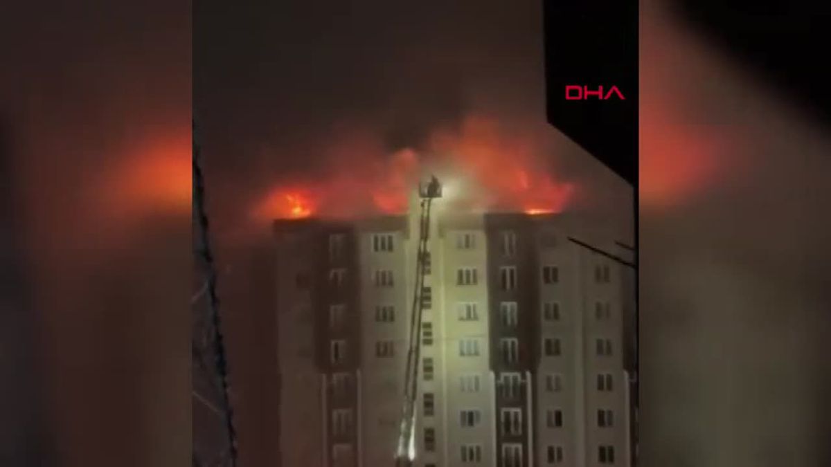 Başakşehir\'de Çatı Katında Yangın