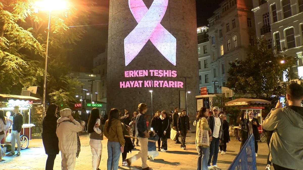 Galata Kulesi Pembe Işıkla Aydınlatıldı