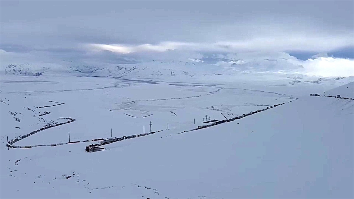 Kırgızistan\'da Kar Yağışı Ulaşımı Aksattı