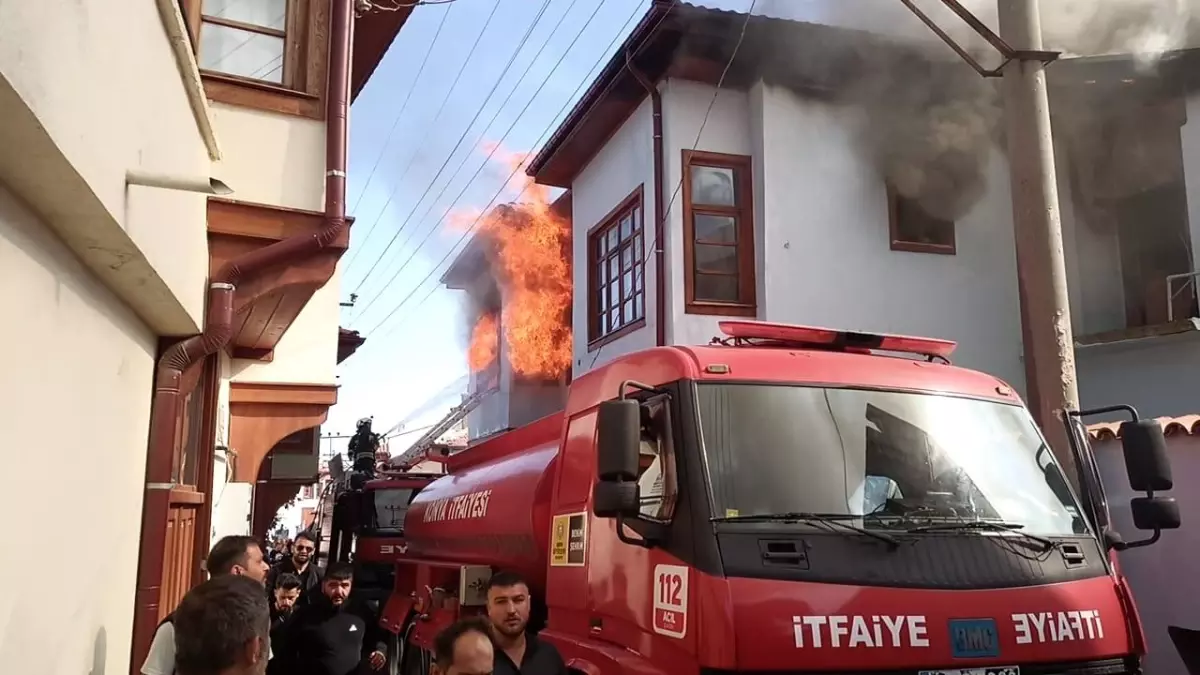 Akşehir\'de Tarihi Evlerde Yangın: İki Ev Kullanılamaz Hale Geldi