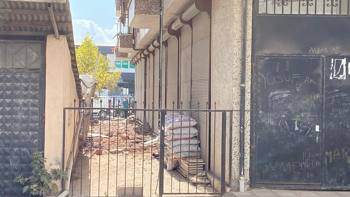 Elazığ\'da Depremde Düşen Sıva Parçalarıyla Yaralanmalar