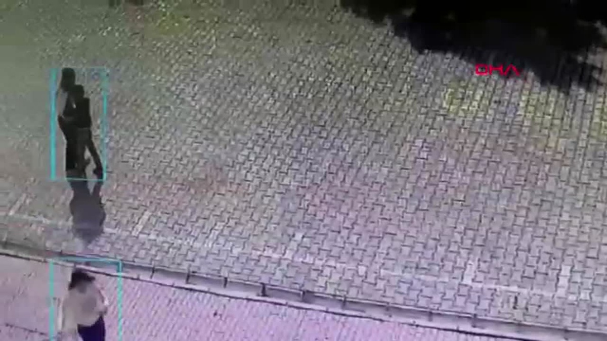 Öğretmen Depremde Öğrencisini Kucakladı