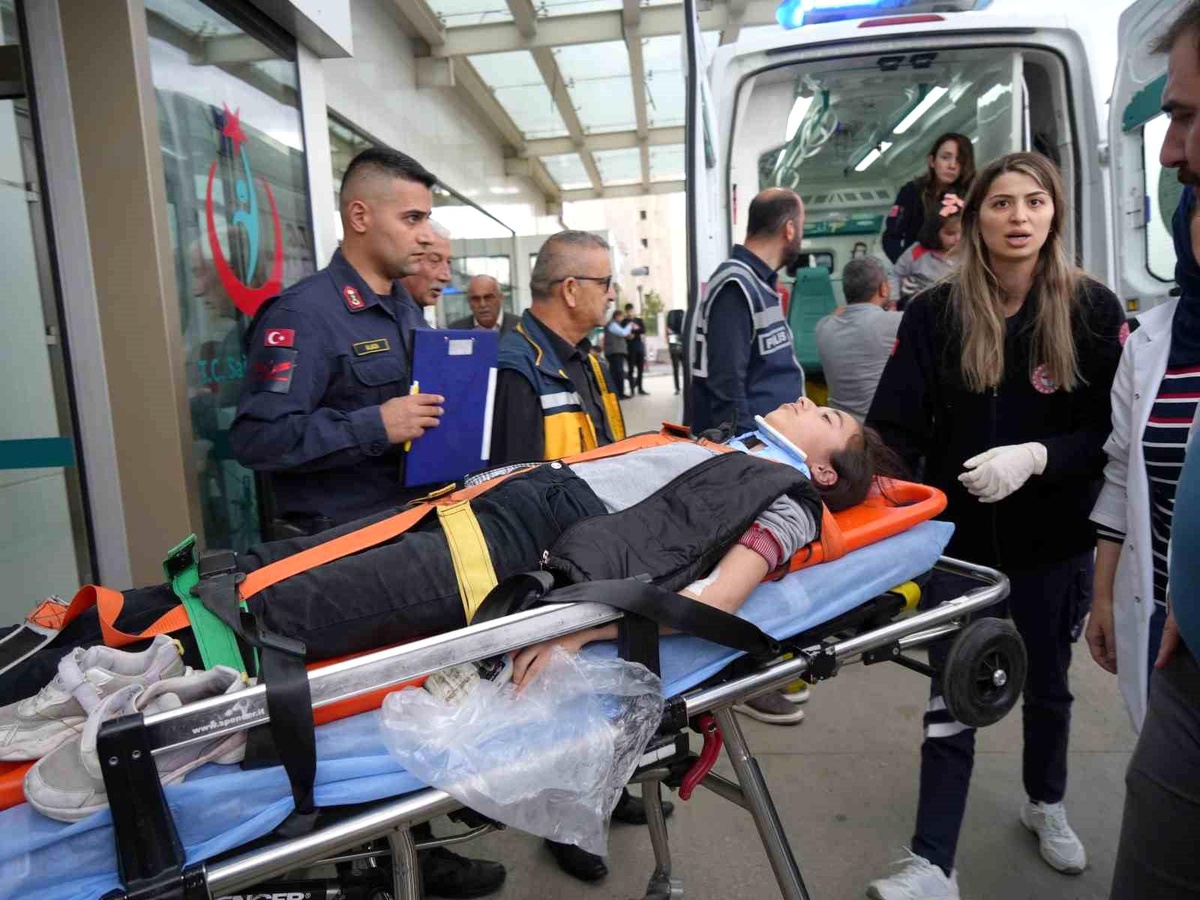 Kastamonu\'da Minibüs ile Tır Çarpıştı: 13 Yaralı