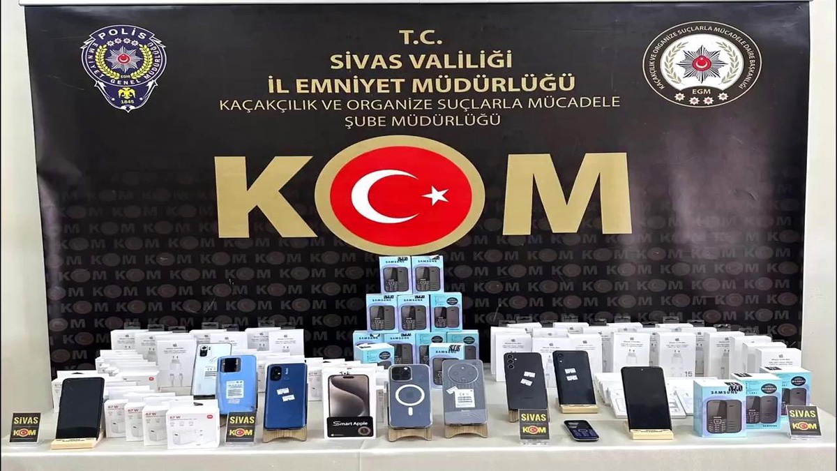 Sivas\'ta Gümrük Kaçağı Cep Telefonu Operasyonu
