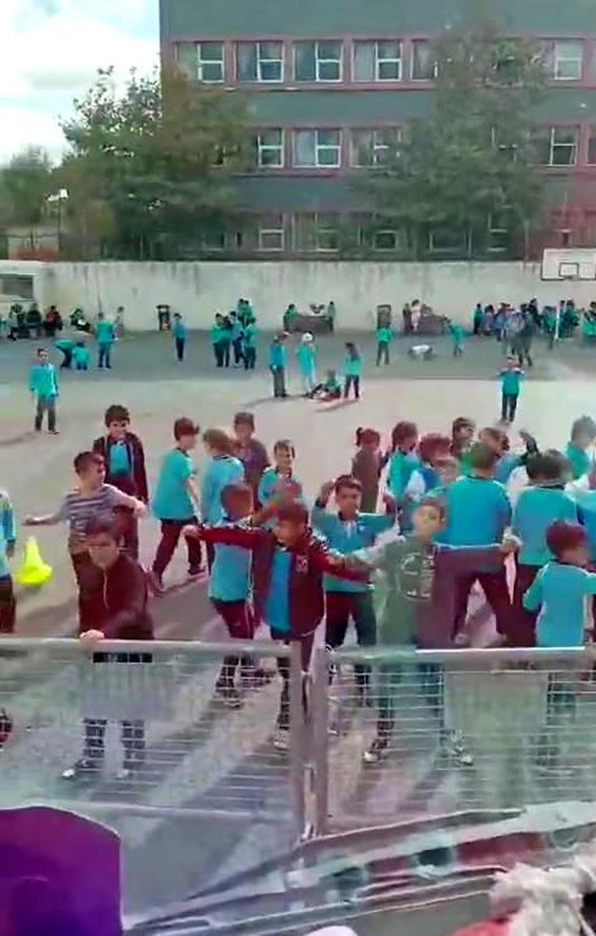 Tır Şoföründen Öğrencilere Eğlence