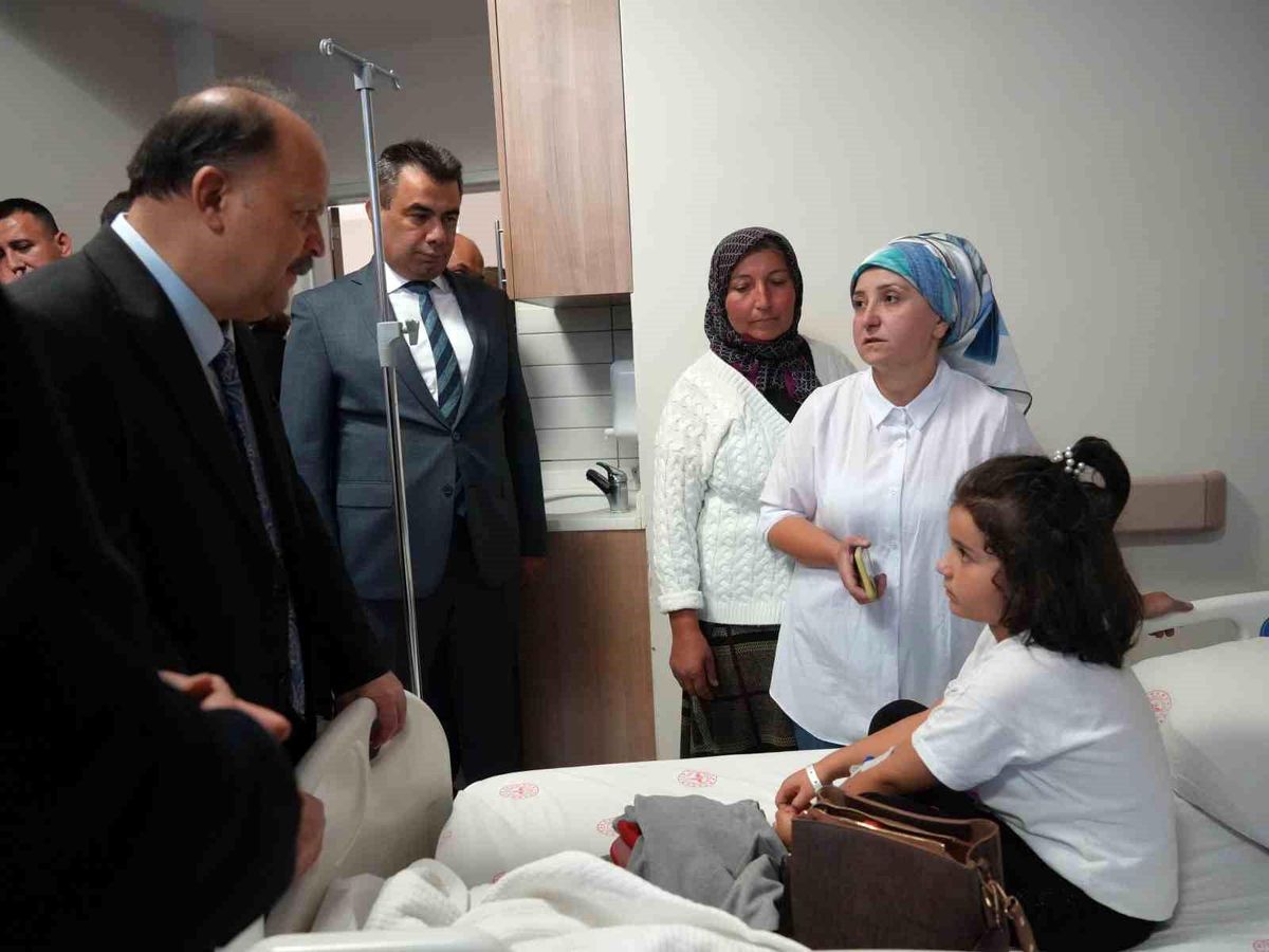 Kastamonu\'da Öğrenci Minibüsü Tıra Çarpıştı