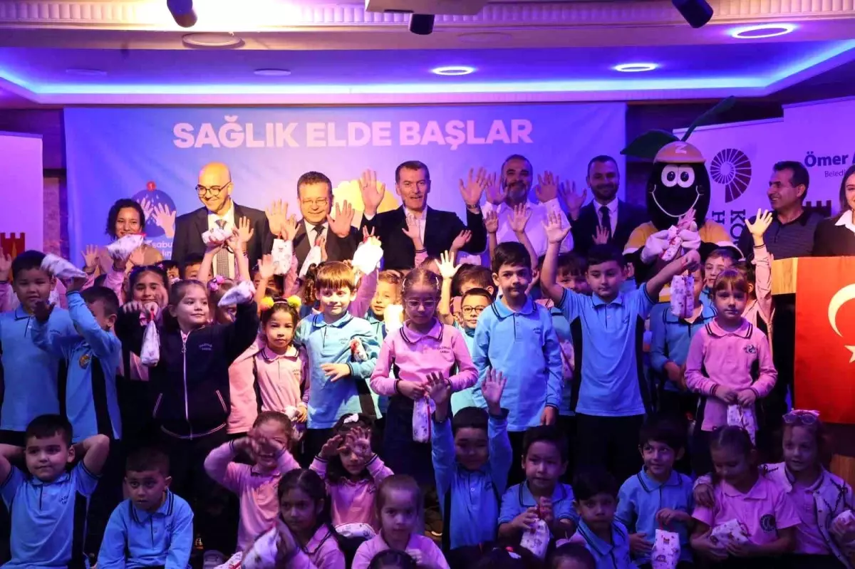 Zeytinburnu\'nda \'Sağlık Elde Başlar Projesi\' ile 5 Bin Öğrenciye Hijyen Eğitimi