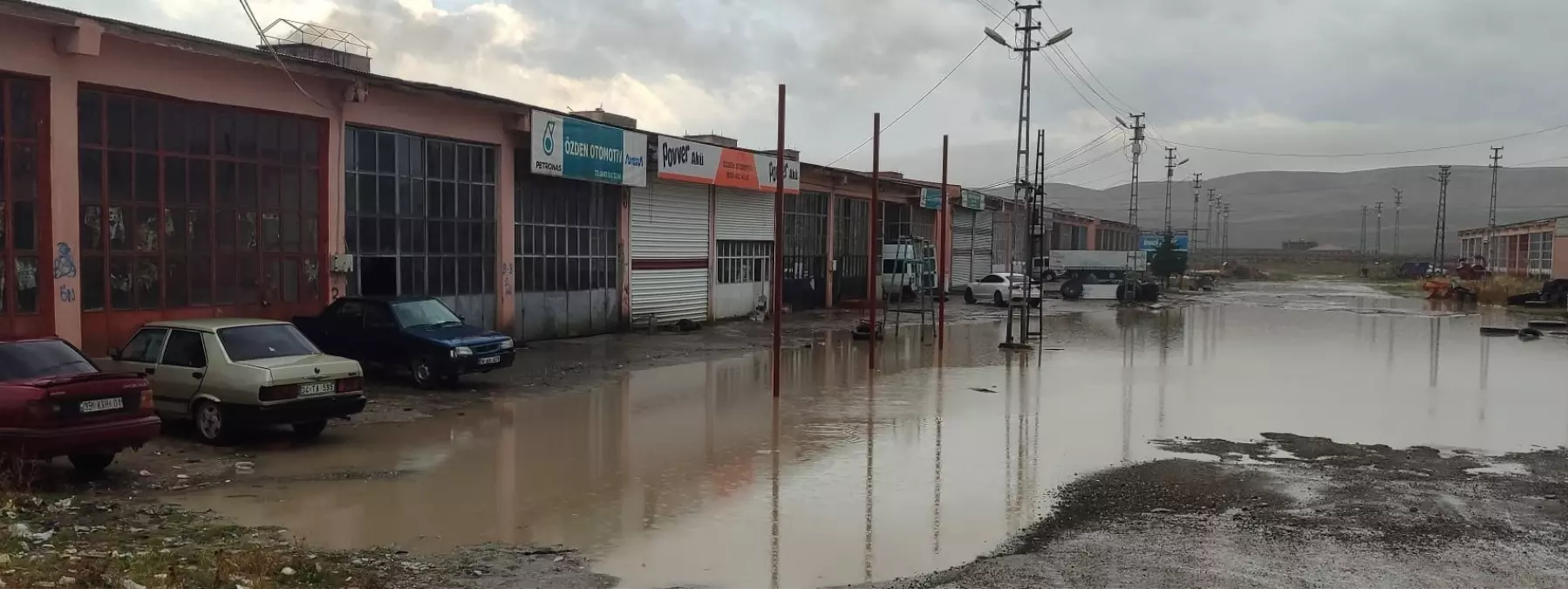 Ağrı\'da Kar, Dolu ve Sağanak Yağış Etkili Oldu