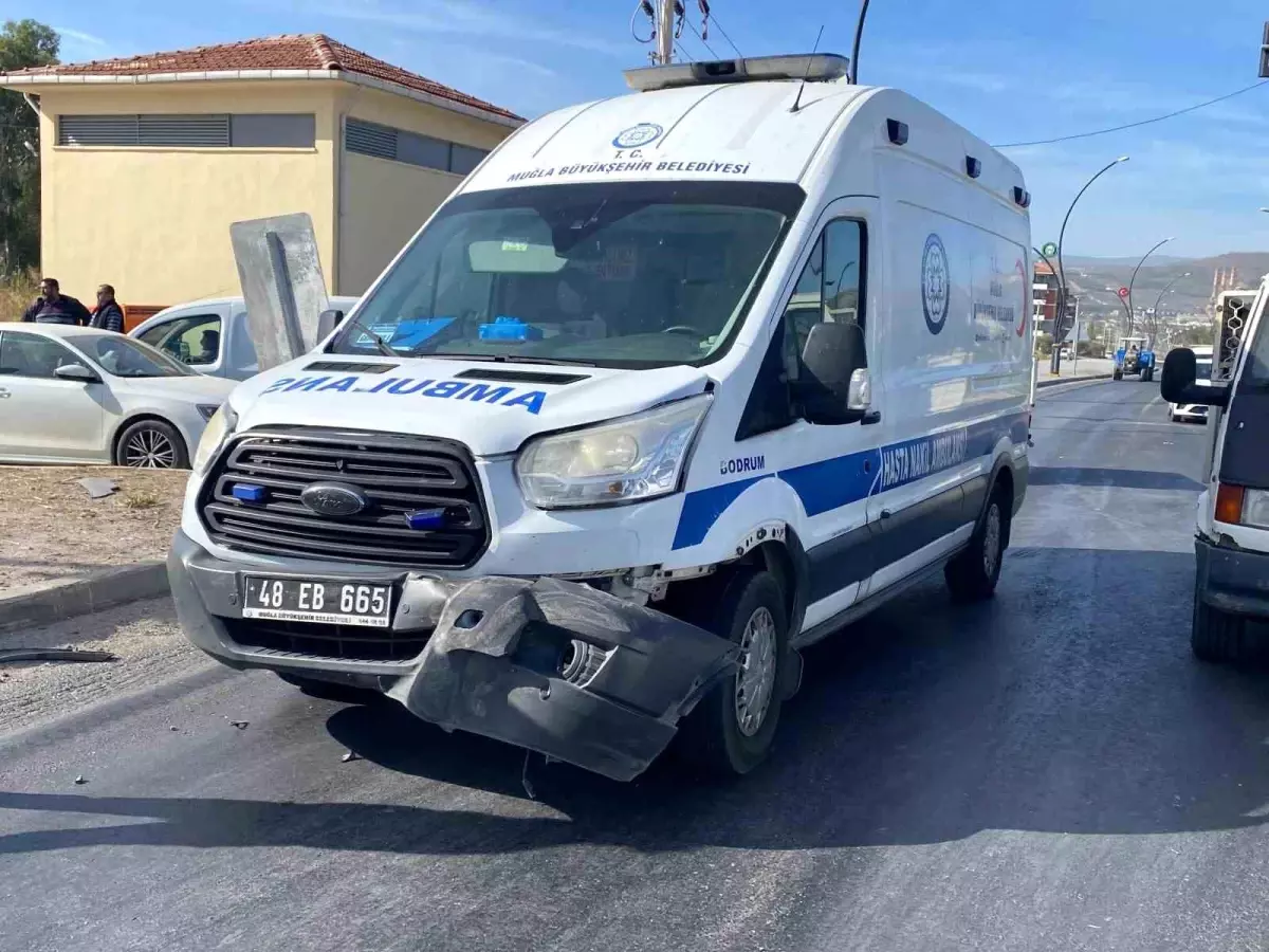 Yatağan\'da Ambulans ve Otomobil Çarpıştı