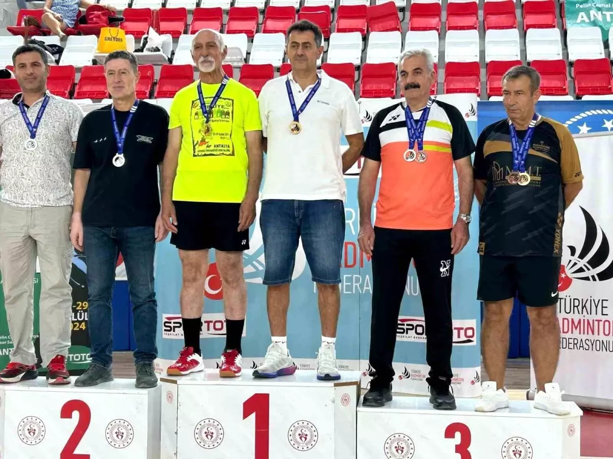 Prof. Canımoğluz, Veteran Badminton\'da İki Altın Kazandı