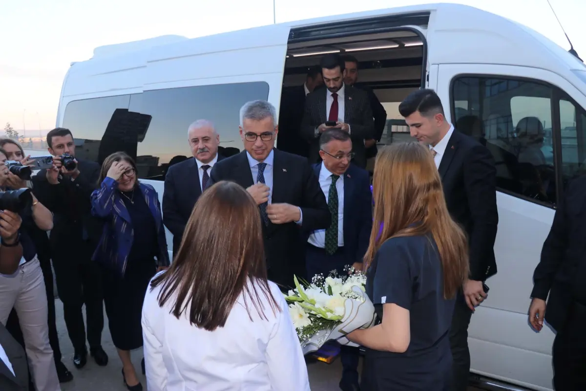 Bakan Memişoğlu Gaziantep Şehir Hastanesi\'ni Ziyaret Etti