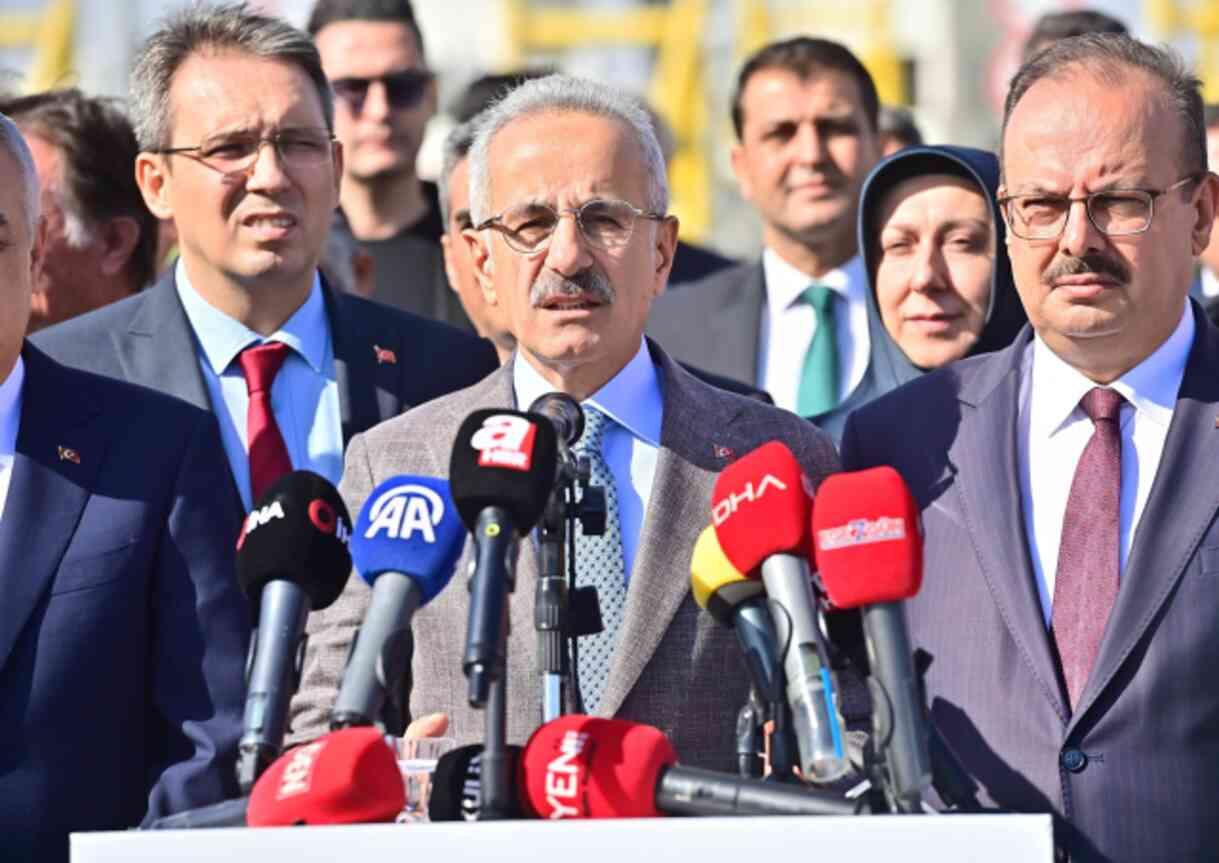 Bakan Uraloğlu'ndan tarihi açılış: Aydın-Denizli Otoyolu ile 2 saat süren yolculuk süresi 55 dakikaya indi