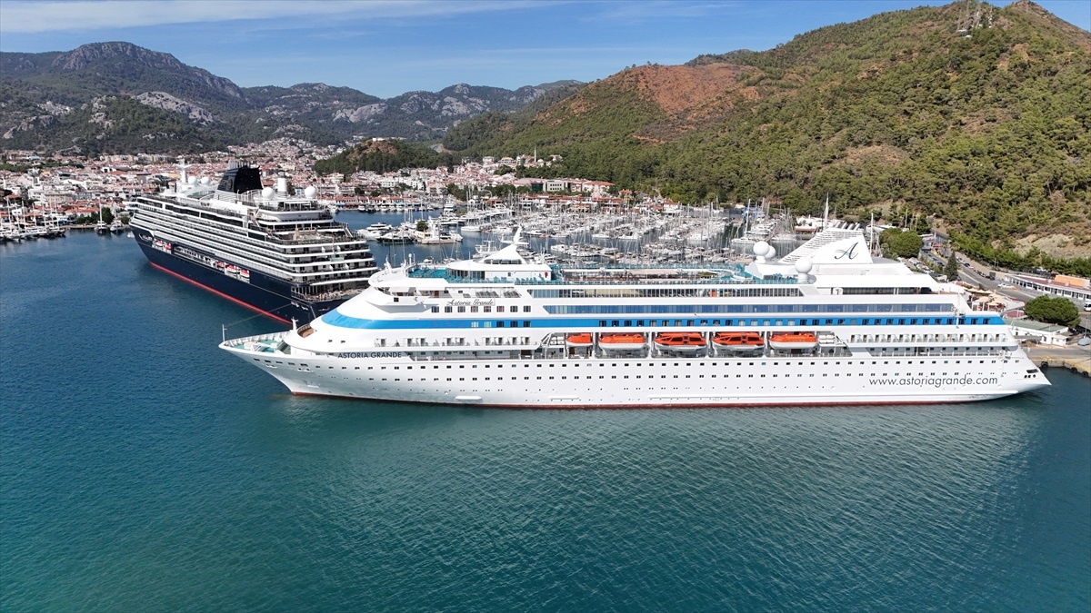 Marmaris\'e İki Lüks Kurvaziyer Geldi