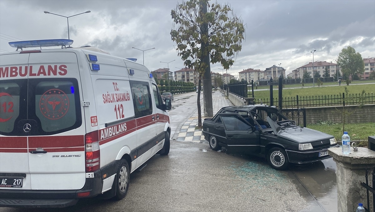 Bolu\'da Otomobil Spor Salonuna Çarptı: Baba ve Kızı Yaralı