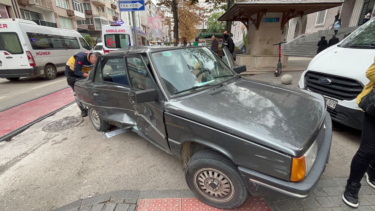 Bursa\'da Minibüs ve Otomobil Çarpıştı