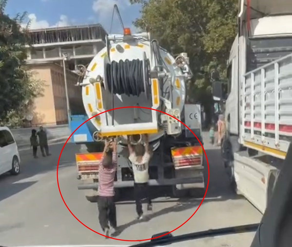 Siirt\'te Tehlikeli Vidanjör Yolculuğu