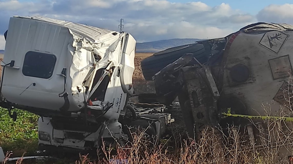 Çorum\'da Tanker-Minibüs Kazası: 1 Ölü, 17 Yaralı