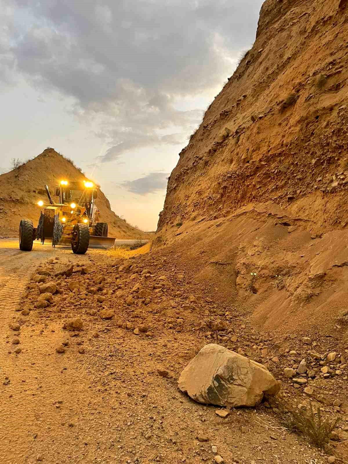 Elazığ\'da Deprem Sonrası Yol Temizliği