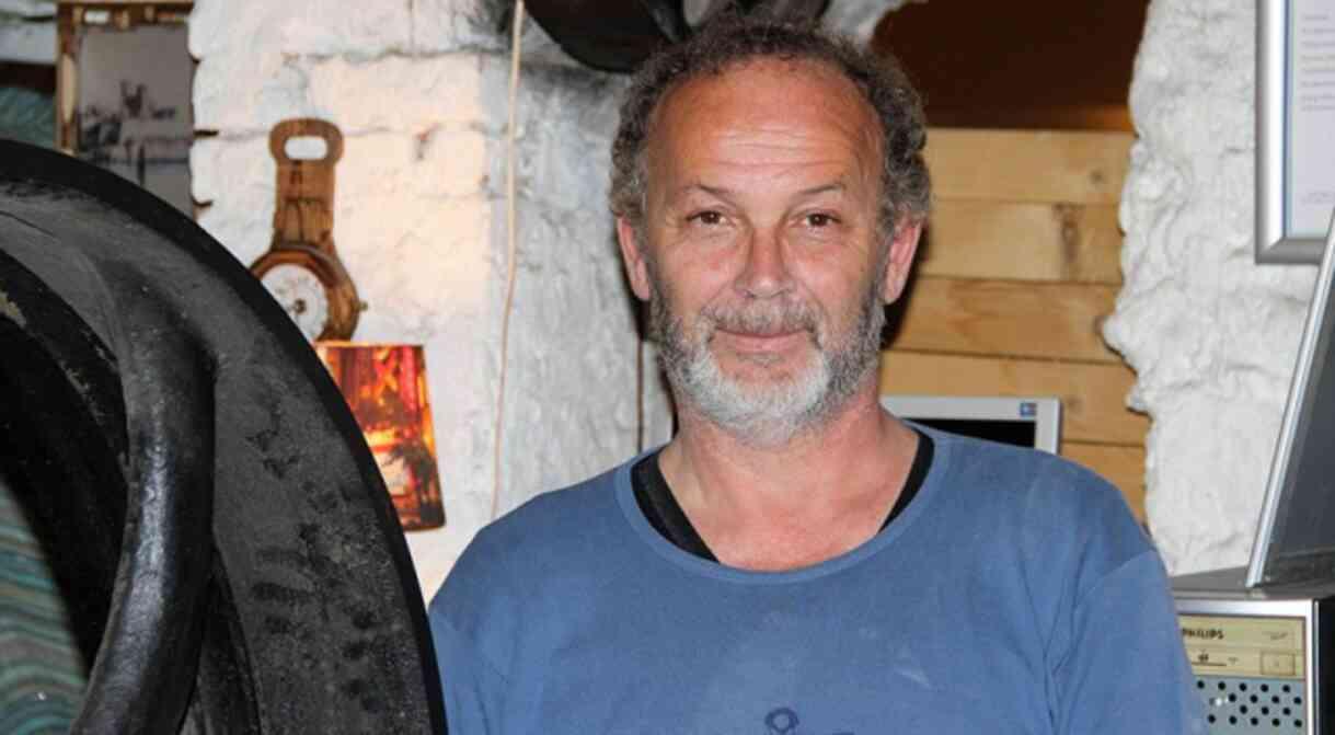 Hababam Sınıfı'nın Kıvırcık Ömer'i şimdi tahta sandalye satıyor