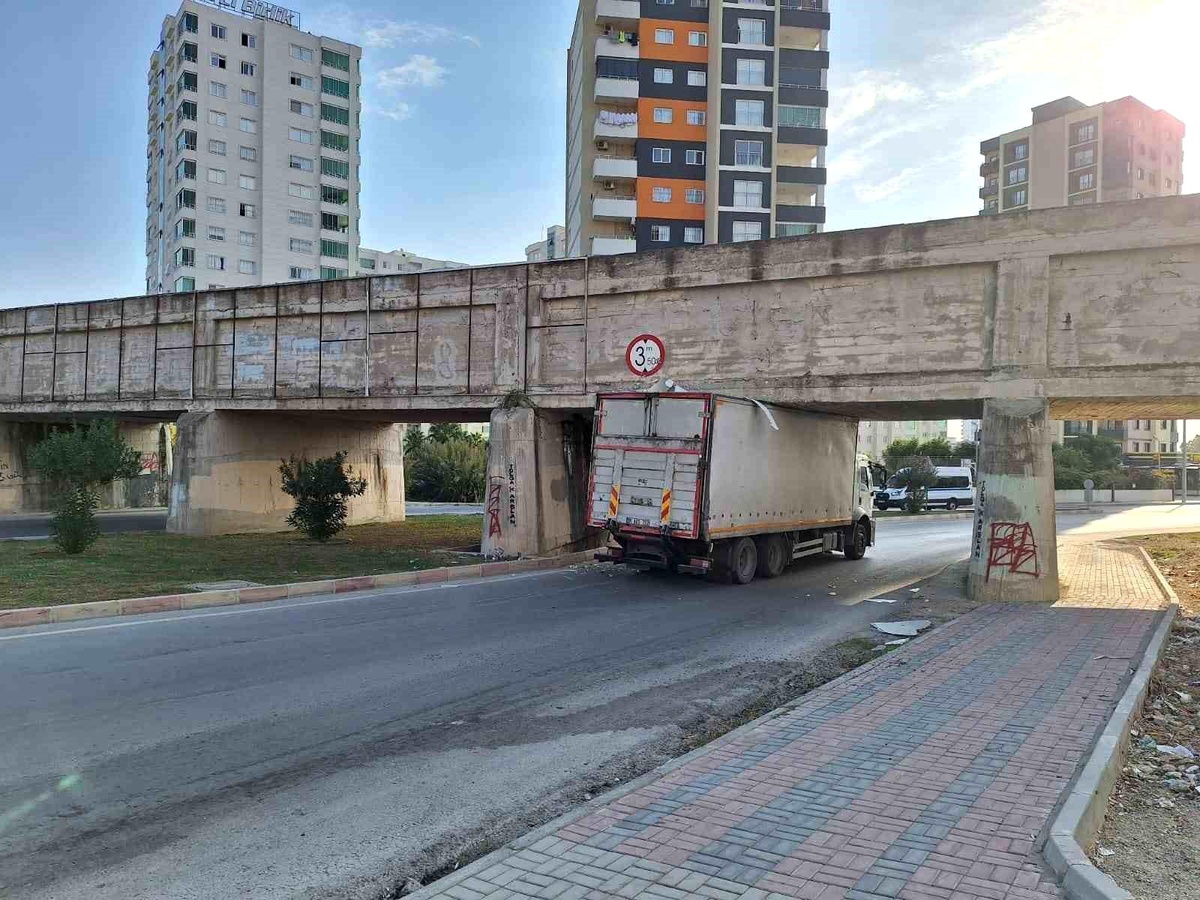 Tarsus\'ta Kamyon Köprüde Sıkıştı