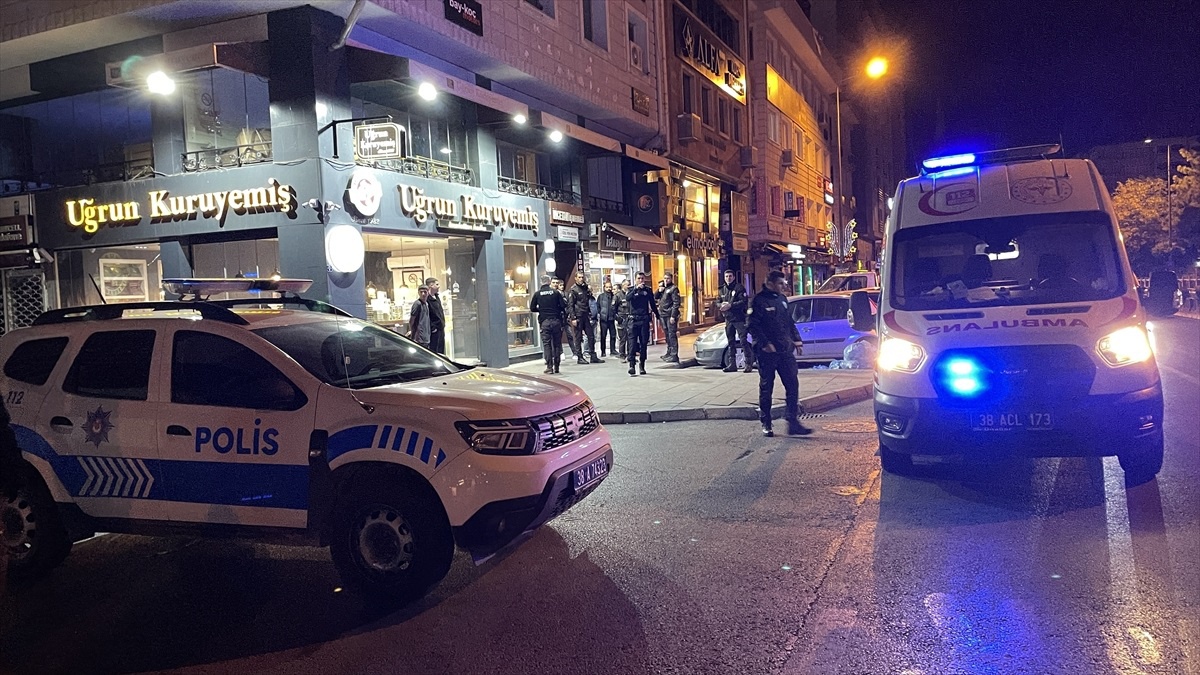 74 Yaşındaki Adam, Husumetlisi Tarafından Bıçaklandı