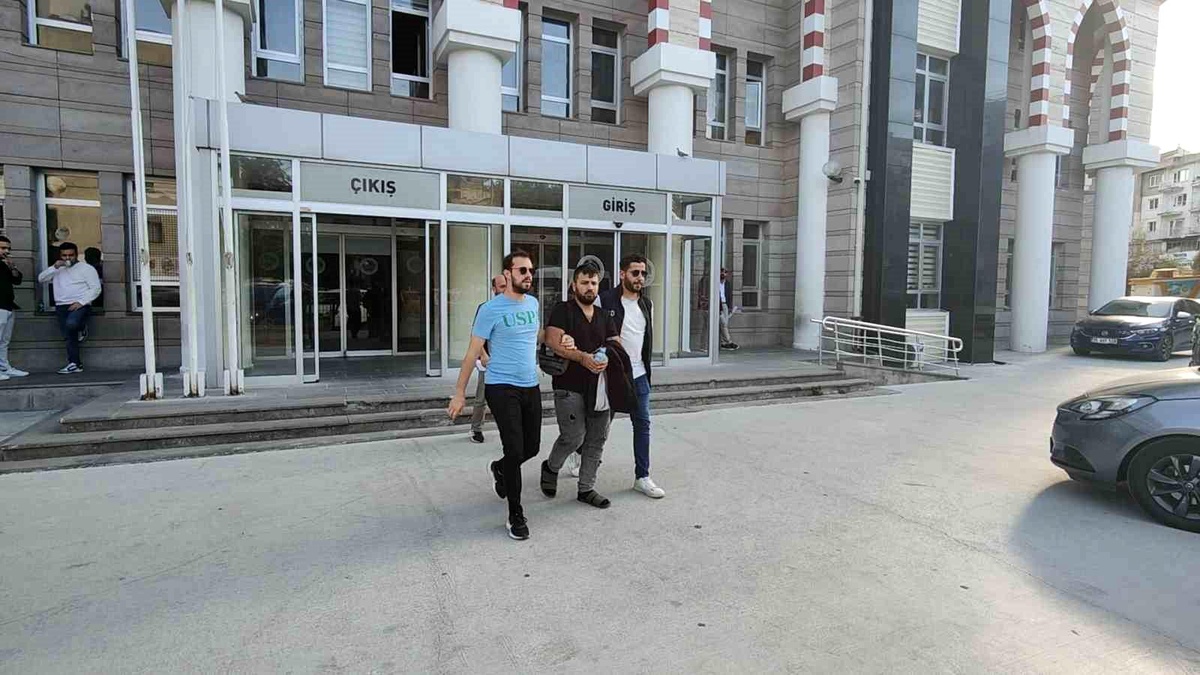 Kuşadası\'nda 59 Kaçak Göçmen Yakalandı