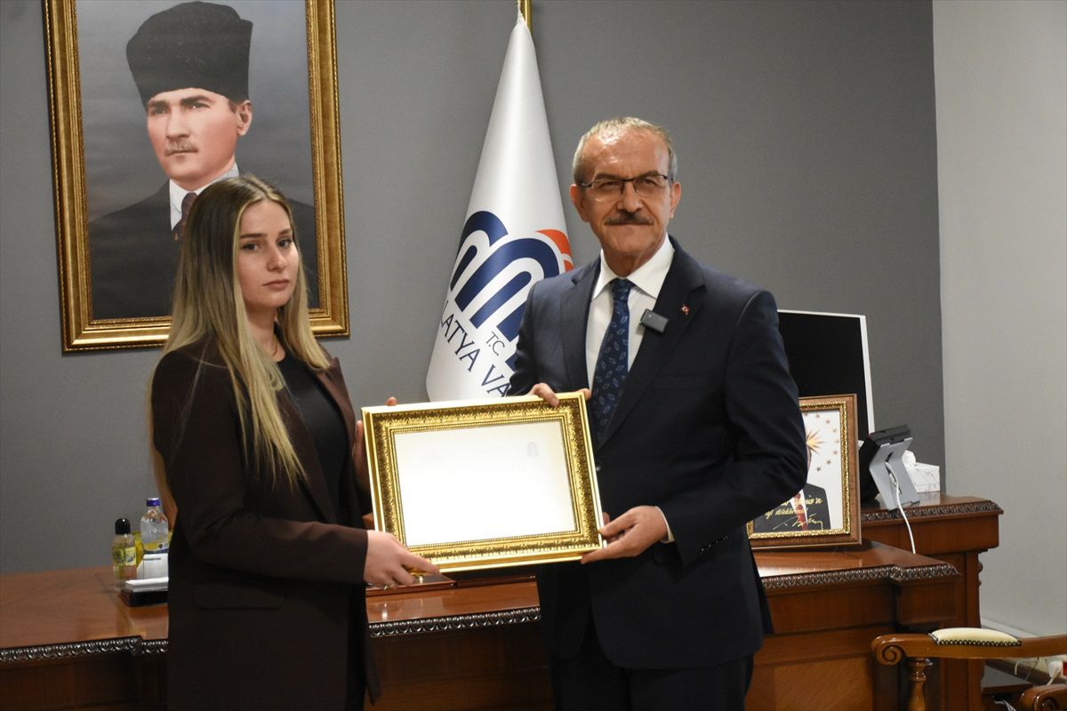 Vali Yavuz\'dan Öğretmene Ödül