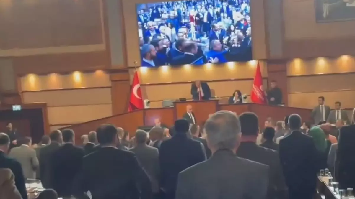 Büyükşehir Meclisi\'nde gergin anlar! AKP\'li ve CHP\'li üyeler birbirine girdi