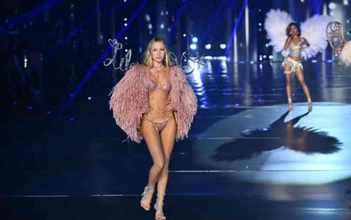 Model Kate Moss ve Kızı Lila, Victoria's Secret defilesinde podyumu salladı