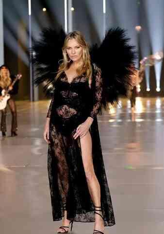 Model Kate Moss ve Kızı Lila, Victoria's Secret defilesinde podyumu salladı